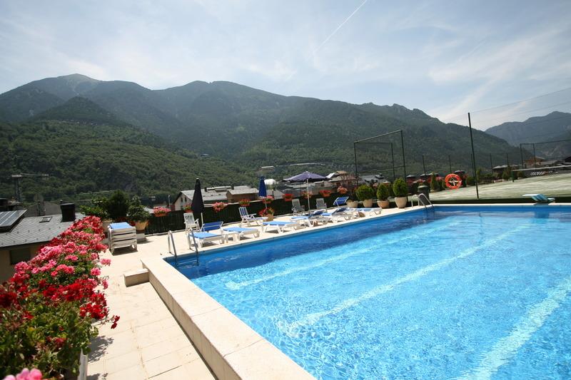 hotel-pyrenees-piscina-1.jpg